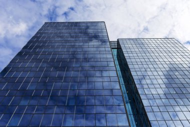 Gökdelenle çarpıcı bir şekilde