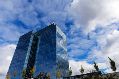 Gökdelenle çarpıcı bir şekilde