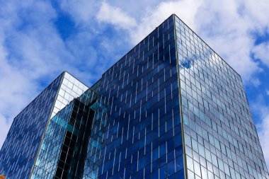 Gökdelenle çarpıcı bir şekilde