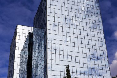 Gökdelenle çarpıcı bir şekilde