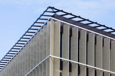 Gökyüzündeki modern binanın detayları.