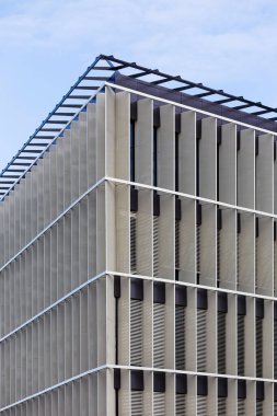 Gökyüzündeki modern binanın detayları.