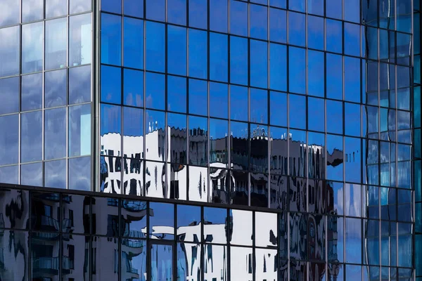 Reflex Skyscraper Cloudy Blue Sky — Stock Photo, Image