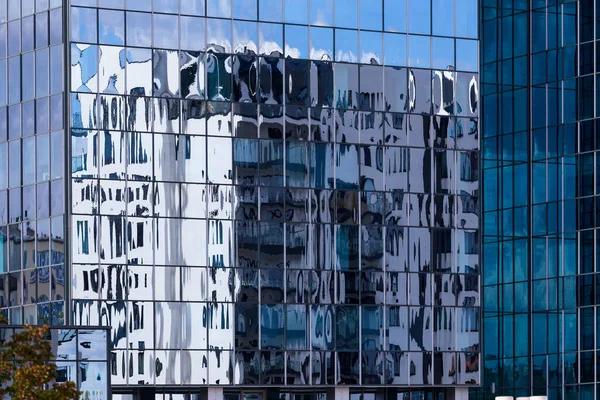 Reflex Dans Gratte Ciel Sur Ciel Bleu Nuageux — Photo