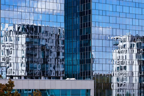 Reflex Skyscraper Cloudy Blue Sky — Stock Photo, Image