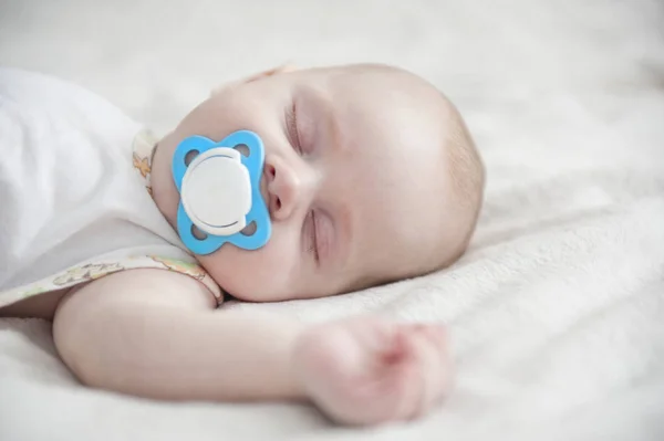 Schattige Pasgeboren Baby Slapen — Stockfoto