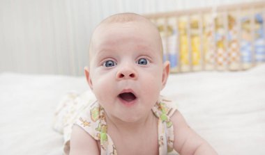 Tatlı çocuk ile baş yatıyor