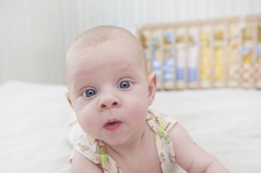 Bebeğin karnına yatıyor