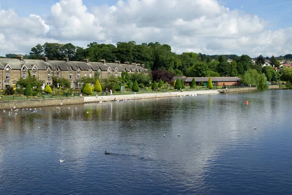 Row Terraced Cottages River Wharfe Wharfemeadows Park Otley West Yorkshire — Stock Photo, Image