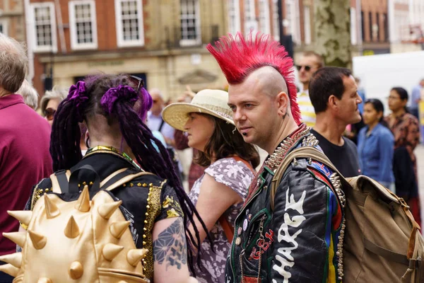 Tipo Con Una Chaqueta Cuero Peinado Mohicano Rojo Una Calle — Foto de Stock