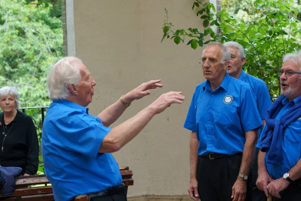 Harrogate Harmony Barbershop Chorus Director Cantantes Sun Pavilion Colonnade Valley Fotos de stock