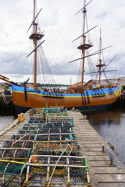 Jetée Bois Avec Rangées Casiers Homards Bateau Pirate Arrière Plan — Photo