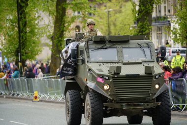 Askerle birlikte Yeşil Ordu Aracı erkekler birinci aşamasının önünde gidiyor. The Tour de Yorkshire, Harrogate, Kuzey Yorkshire, İngiltere 'de birinci tur finiş..