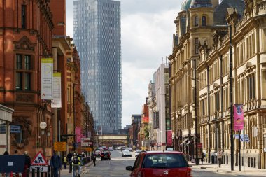 Quay Caddesi ve St John 's Tower arka planda Londra' nın en yüksek binalarından biri, Manchester, Greater Manchester, İngiltere.