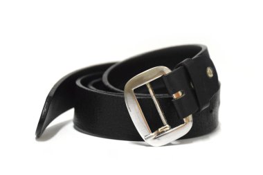 Beyaz arkaplanda siyah deri kemer.