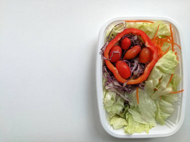 Beyaz masa arka plan ve kopyalama alanı üzerinde Sebze Salatası üst görünümü