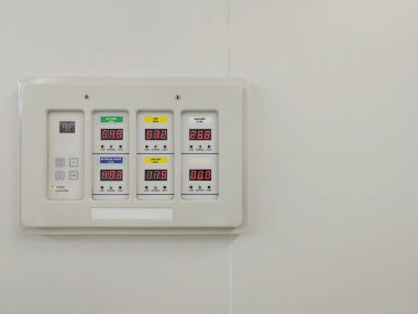 Ameliyathanede Basınç Regülatörü Kontrol Paneli - Gaz Nitrokoz oksit Oksijen Havası Çıkışı - Duvarda Vakum eklentisi