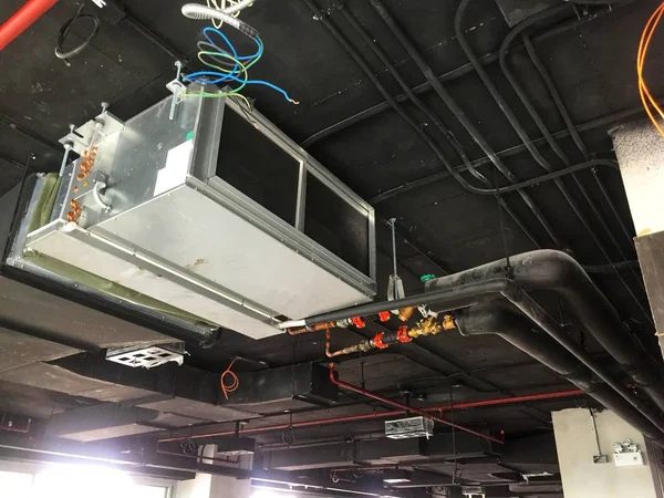 Loft ofisinde Hava teslim ünitesi veya Fan bobin ünitesinin montajı