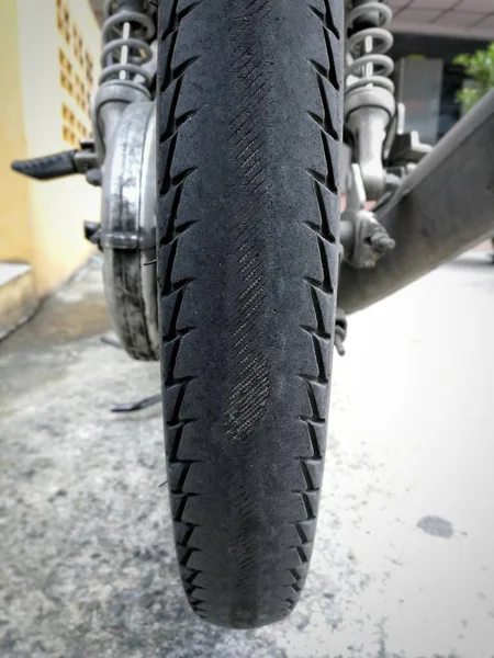 Motosiklet yırtık lastik