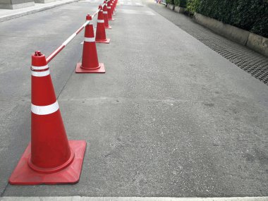 Trafik konisi hattı Kazadan korunmak için yol yürüyün.