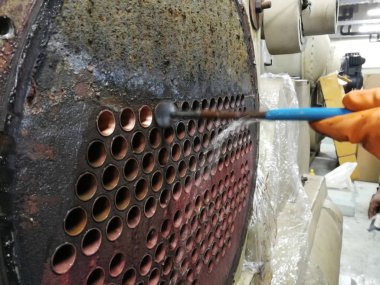 Kondansatör Tüpüne Odaklanın, Fırçalarla Chiller Kondansatör Tüplerinin Temizlenmesi - Kondansatör Tüplerinin Temizlenmesi