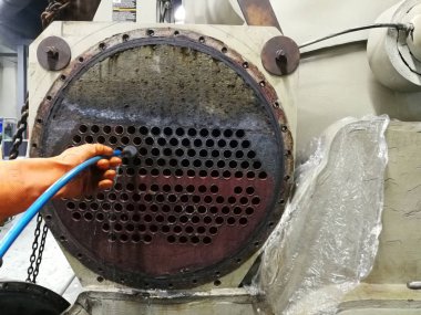 Kondansatör Tüpüne Odaklanın, Fırçalarla Chiller Kondansatör Tüplerinin Temizlenmesi - Kondansatör Tüplerinin Temizlenmesi