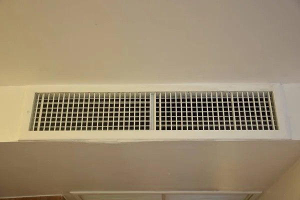 Çift Sapma Izgarası Otel Odasında Supply Air Grille — Stok fotoğraf