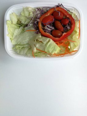 Beyaz masa arka plan ve kopyalama alanı üzerinde Sebze Salatası üst görünümü