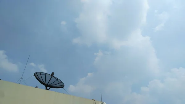 Satellit Mit Wolken Und Blauem Himmel — Stockfoto