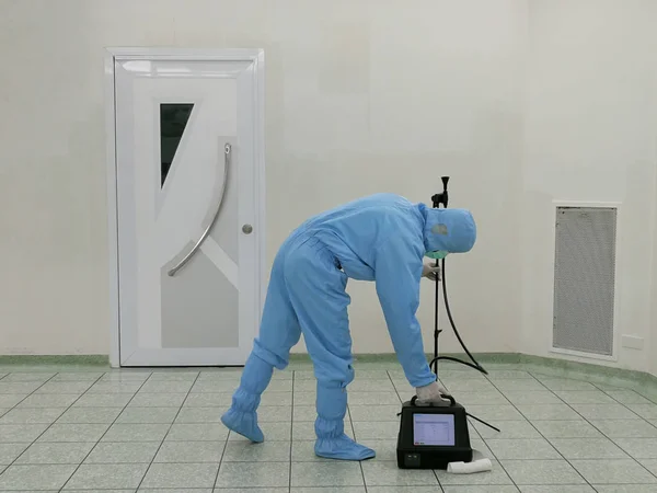 Müfettiş Parçacık Sayacı ile ameliyathane içinde toz test ediyor.