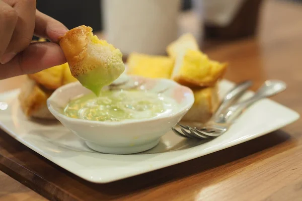 Pandan Muhallebi Ekmek, Tay Hindistan Cevizi Muhallebi Dip 