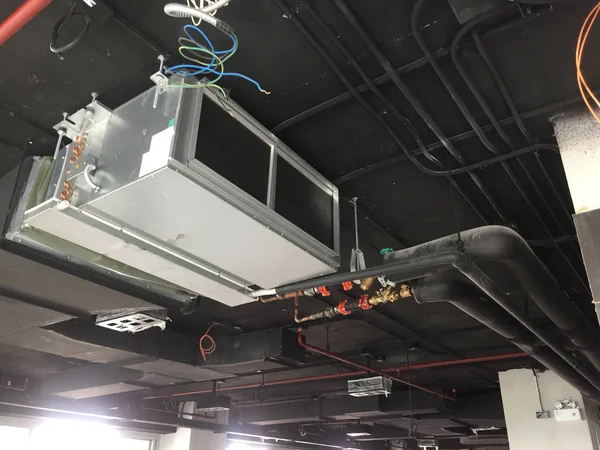 Loft ofisinde Hava teslim ünitesi veya Fan bobin ünitesinin montajı