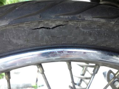 Motosiklet yırtık lastik