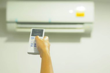 Uzaktan kumandalı kadın. Uzaktan kumandalı bir klima.