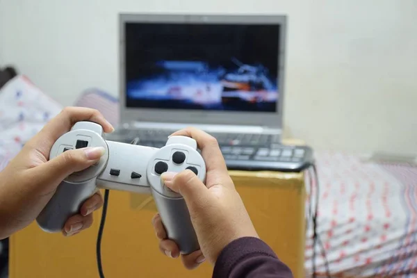 Bilgisayara Bağlı Joystick Kullanarak Evde Oyunlar Oynayın — Stok fotoğraf