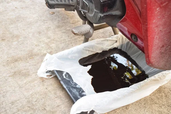 Motordaki eski kayganlaştırıcıyı boşalt.