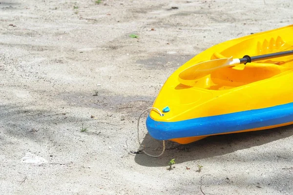 沙滩上有阳光的黄色独木舟 — 图库照片