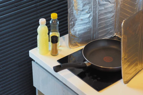 Soft Focus Adjustable Grease Easy Clean Kitchen Tools Gotowanie Bezpieczeństwo — Zdjęcie stockowe