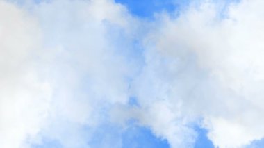 Gerçekçi gökyüzünün derinliklerinde logo veya giriş videonuz Full HD için bulutlar var.