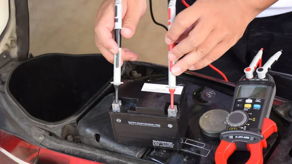 정비공은 유지를 클램프가 오토바이 배터리의 전압을 측정하고 있습니다 태국어로 Charging — 스톡 사진