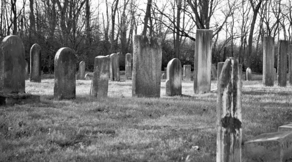 Cemitério Abandonado Com Antigas Lápides — Fotografia de Stock