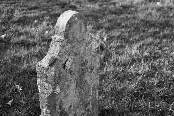 Заброшенное Кладбище Старыми Надгробиями — стоковое фото