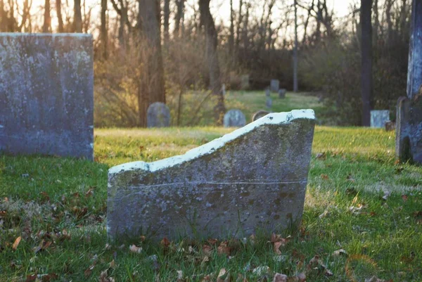Verlassener Friedhof Mit Alten Grabsteinen — Stockfoto
