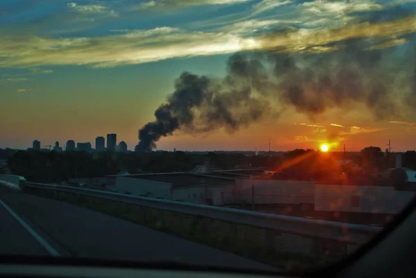 Centre Ville Brûlant Soir Beaucoup Fumée Beau Coucher Soleil Arrière — Photo