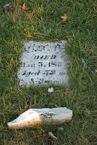 Cimitero Abbandonato Con Vecchie Lapidi — Foto Stock