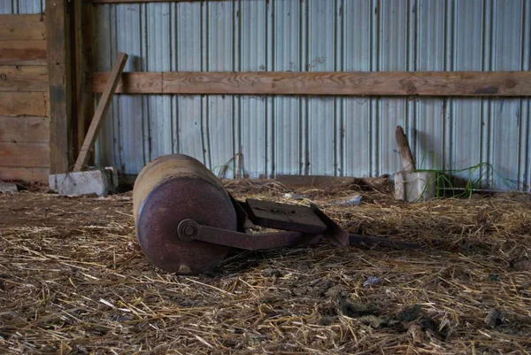 Maquinaria Agrícola Oxidada Granero Abandonado — Foto de Stock