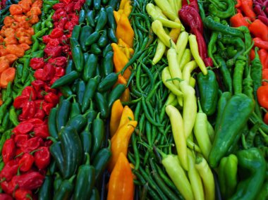 Çiftçi pazarında bir sürü acı biber sergileniyor.