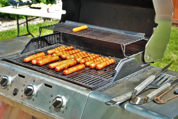 Hotdogs Auf Dem Grill Beim Sommerfest — Stockfoto