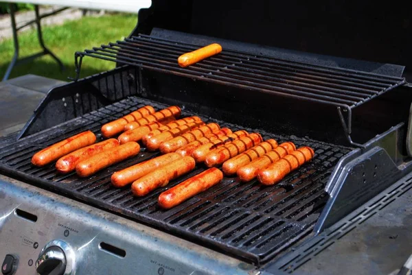 Hotdogs Auf Dem Grill Beim Sommerfest — Stockfoto