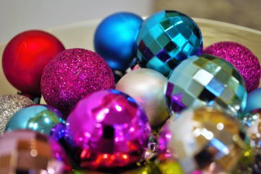 Dekoratif bir kasede bir sürü küçük Noel süsü.